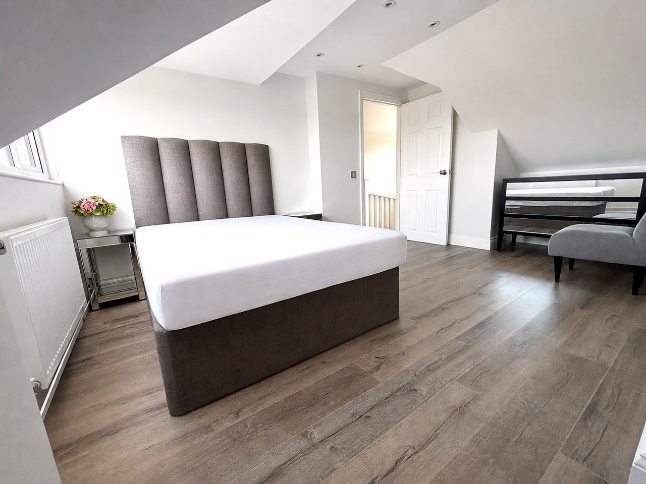 Flat Gloucester Road in Greater London