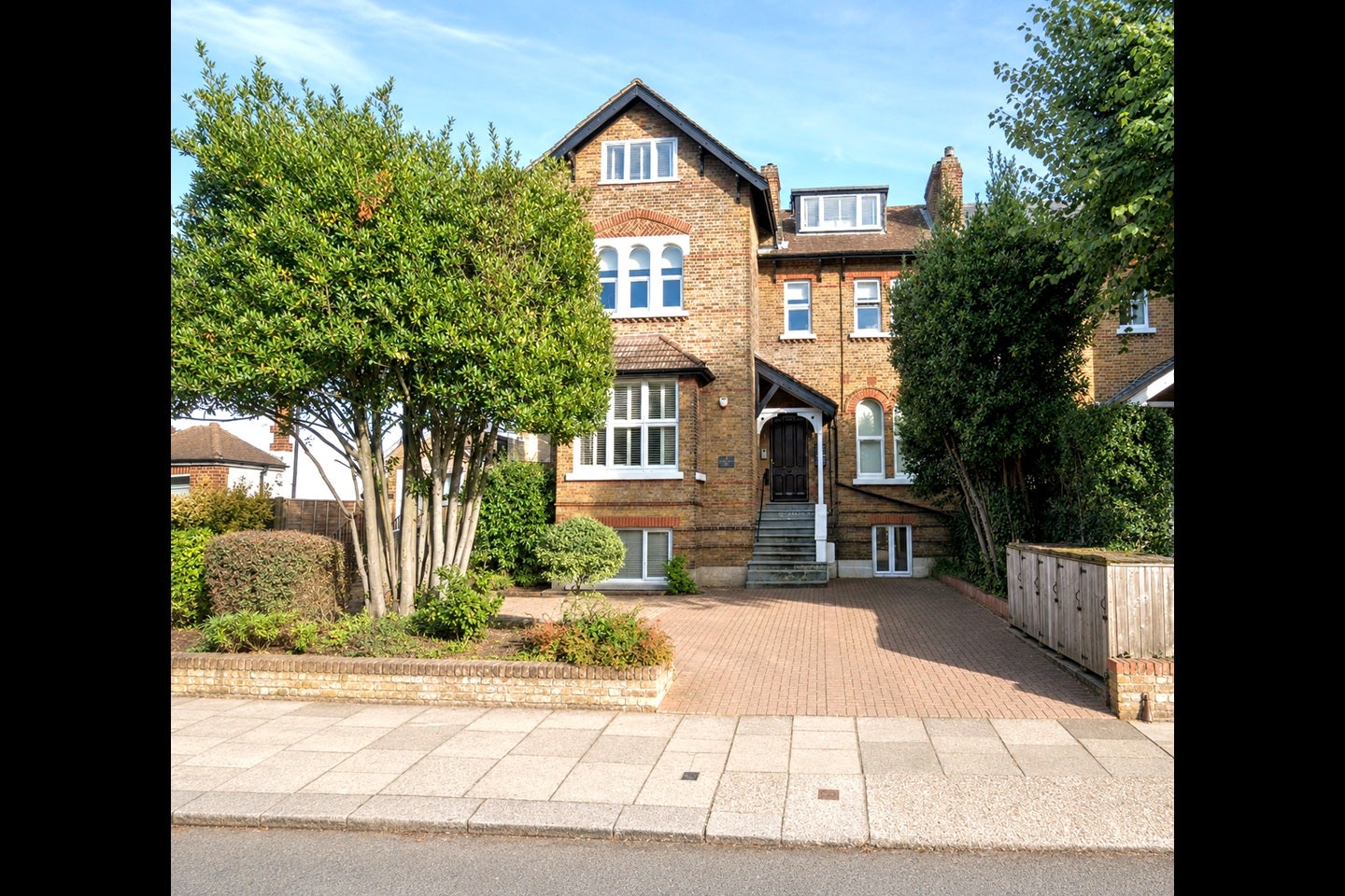 Flat Gloucester Road in Greater London