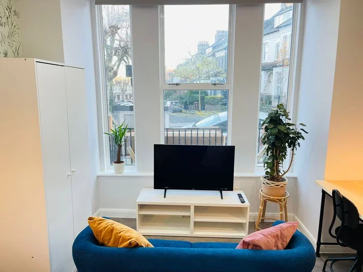 Flat Hawkwood Mount in Greater London