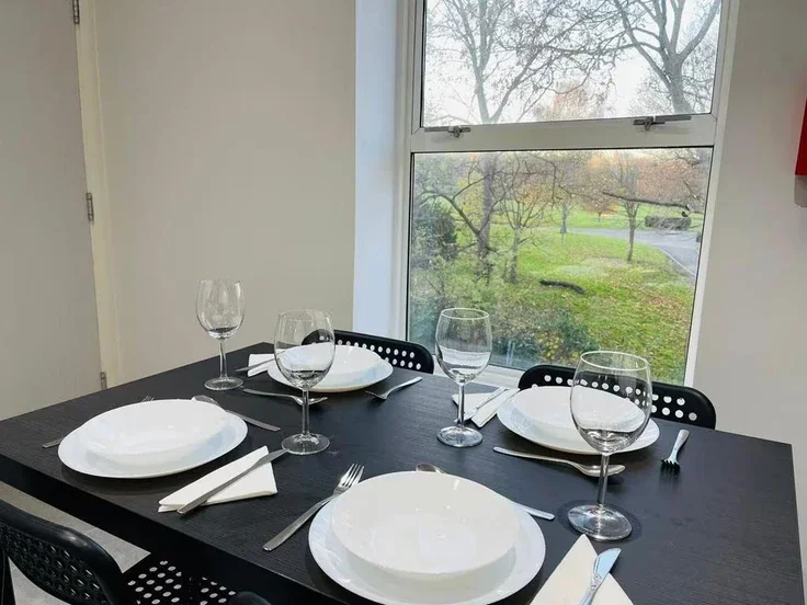 Flat Hawkwood Mount in Greater London