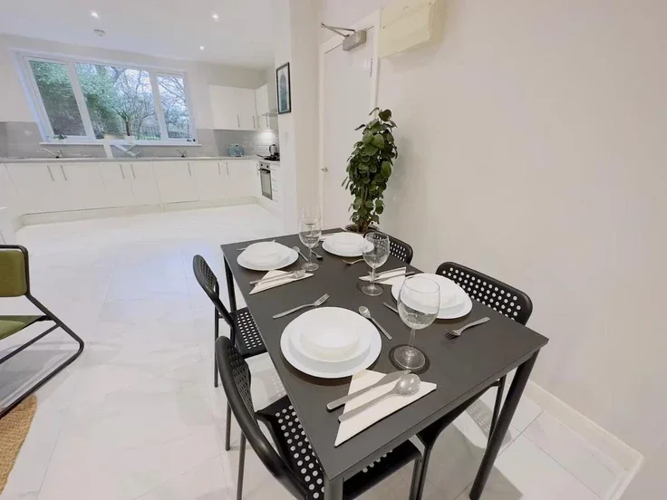 Flat Hawkwood Mount in Greater London