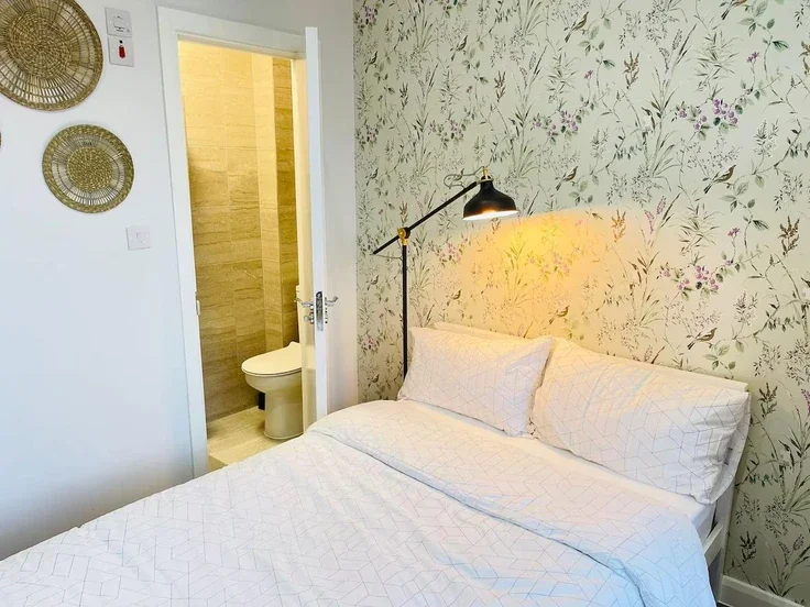 Flat Hawkwood Mount in Greater London