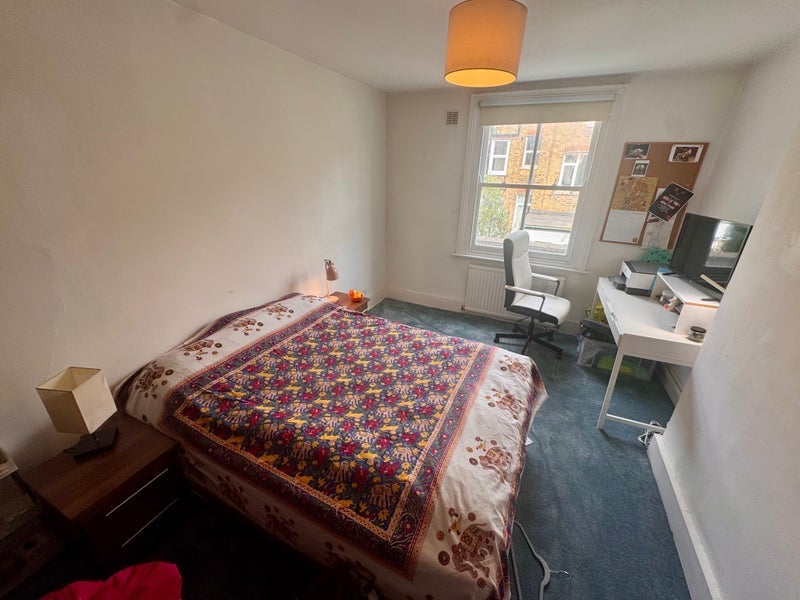 Room Elspeth Road in Greater London