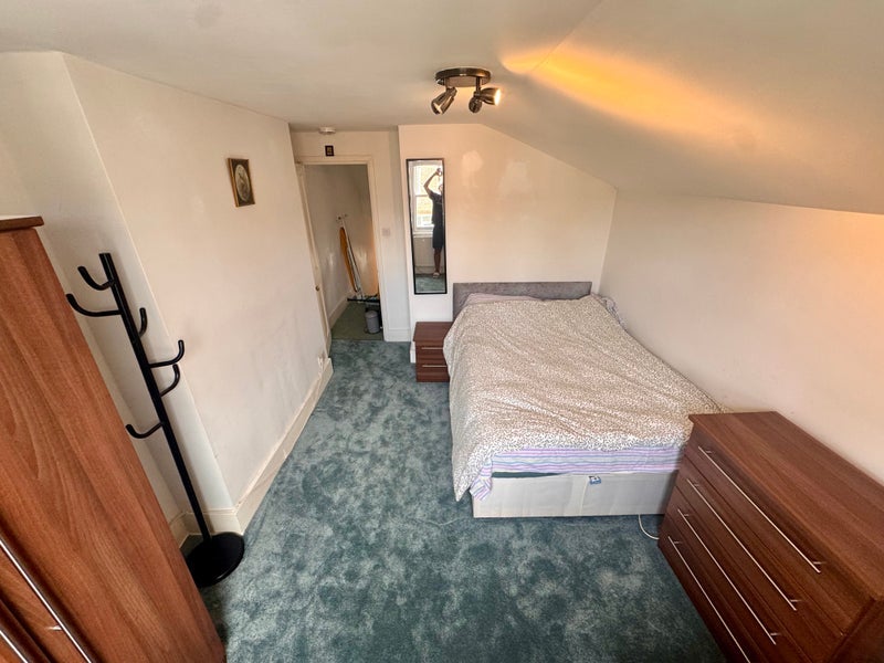 Room Elspeth Road in Greater London