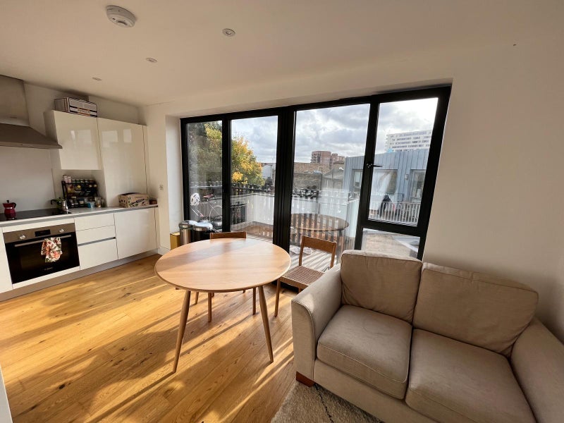 Room Colvestone Crescent in Greater London