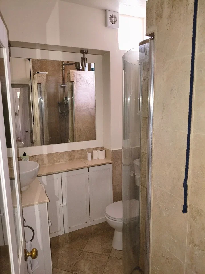 Room Huntingfield Road in Greater London