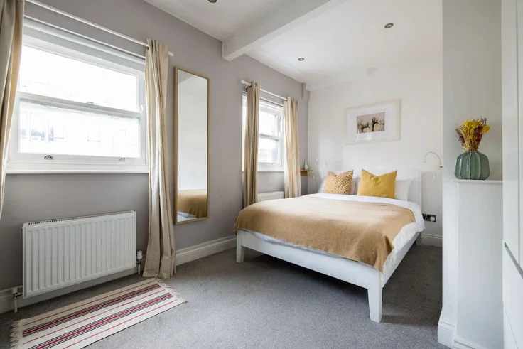Flat Windmill Street in Greater London