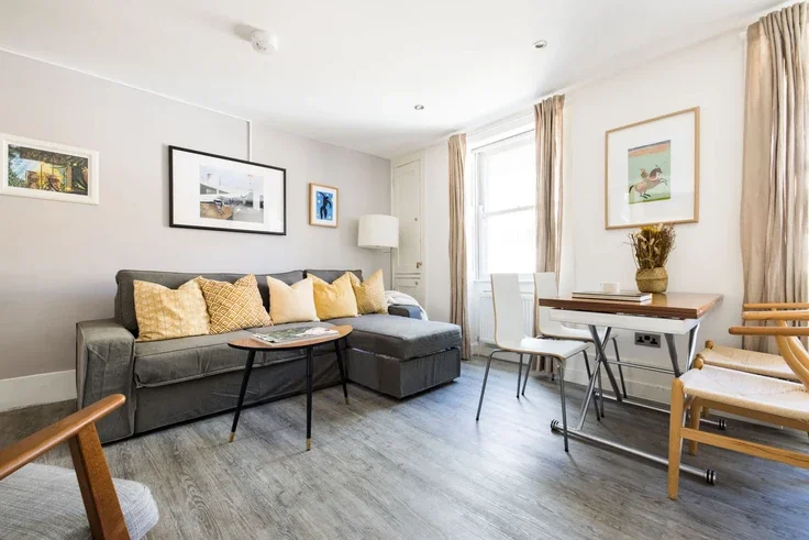 Flat Windmill Street in Greater London