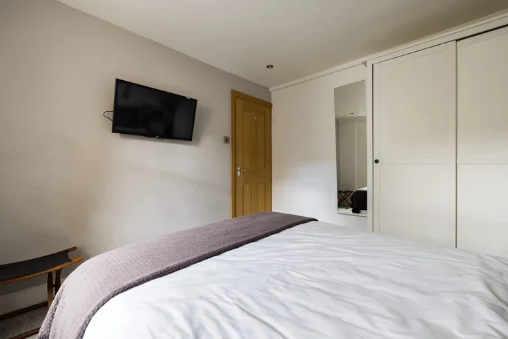 Flat Windmill Street in Greater London