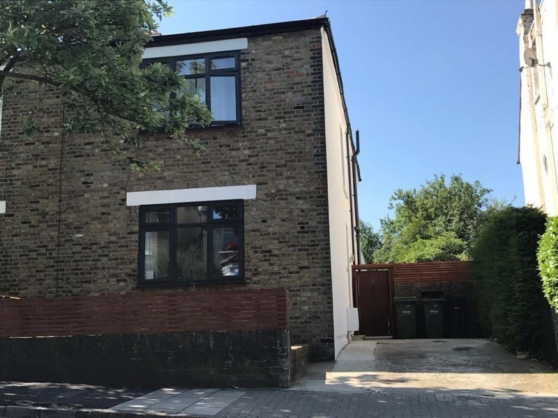 Room Angles Road in Greater London