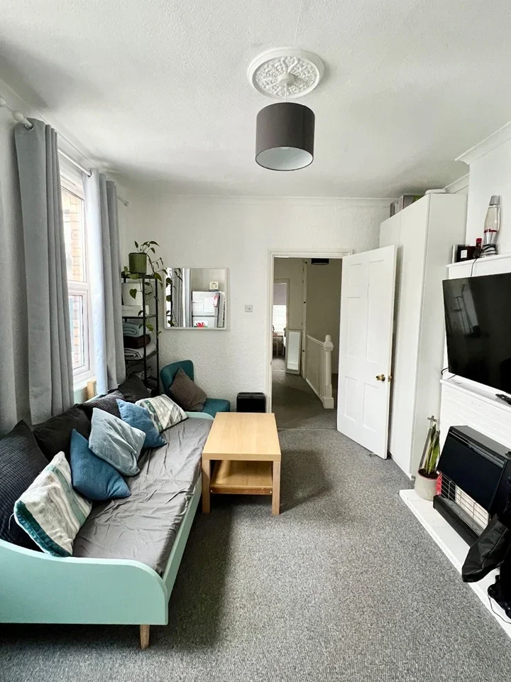 Flat Emma Road in Greater London