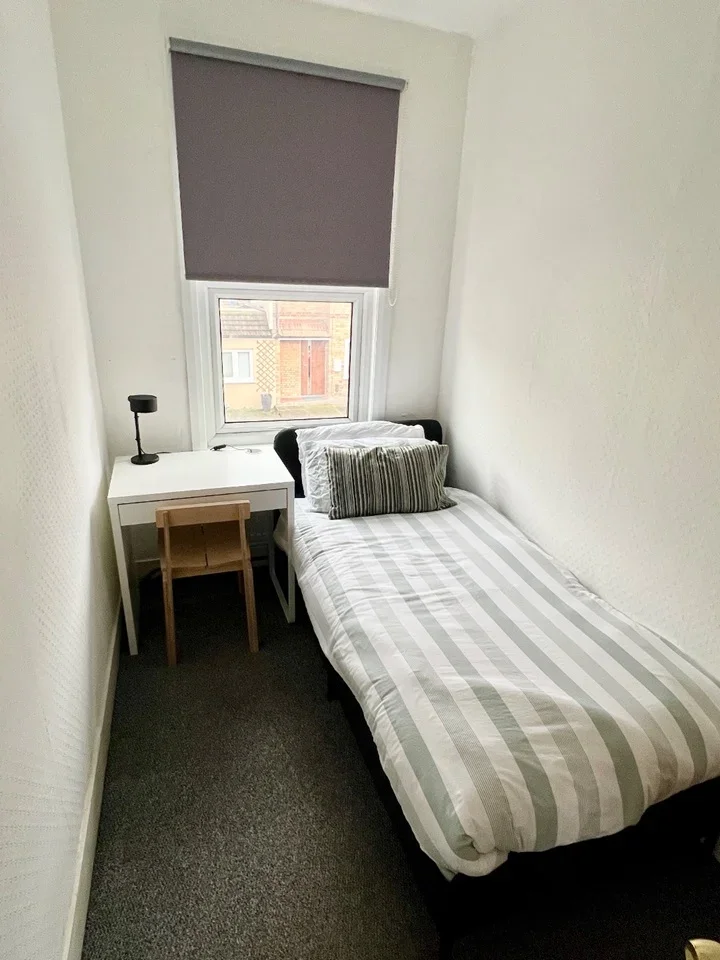 Flat Emma Road in Greater London