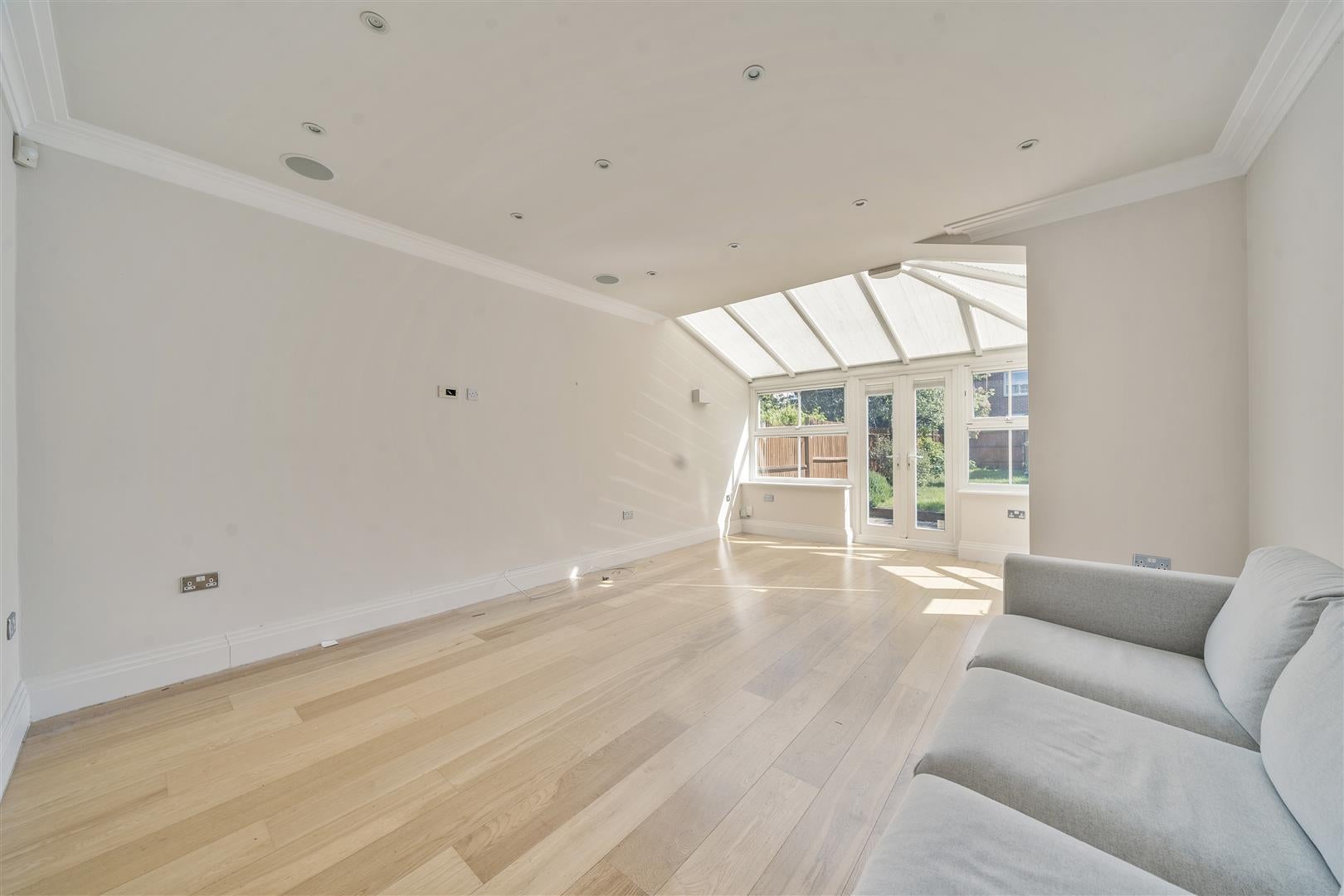House Clifton Road in Greater London