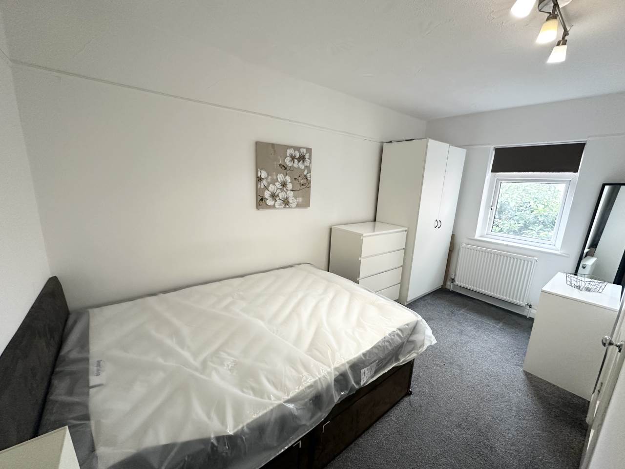 Room Burley Road in Leeds