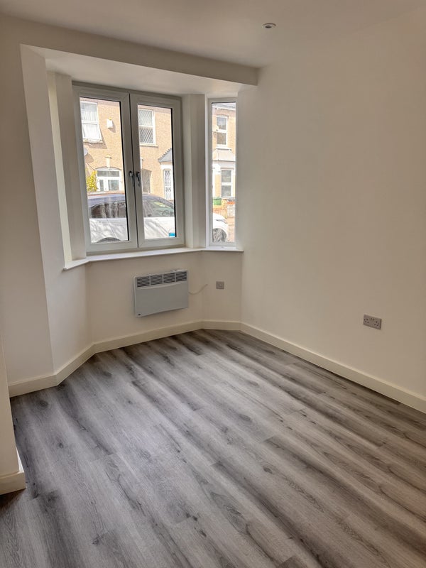 Flat Bakers Avenue in Greater London