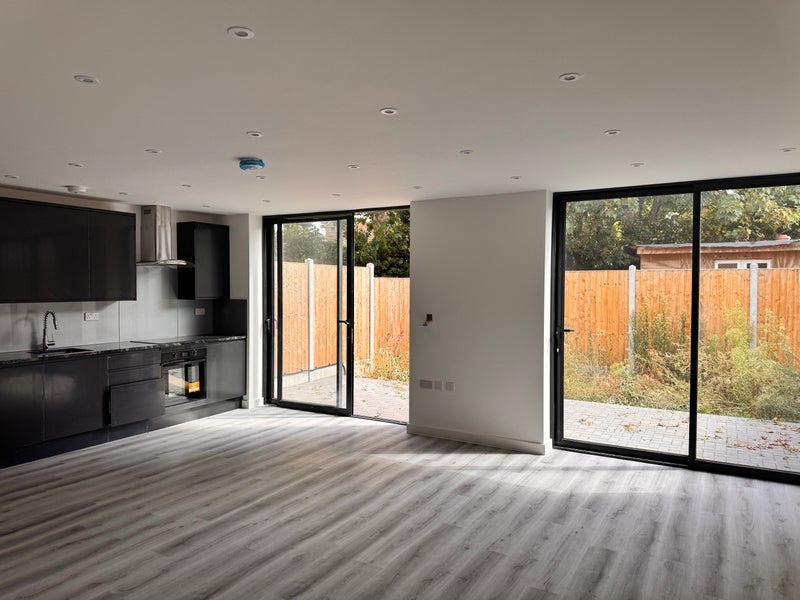 Flat Bakers Avenue in Greater London