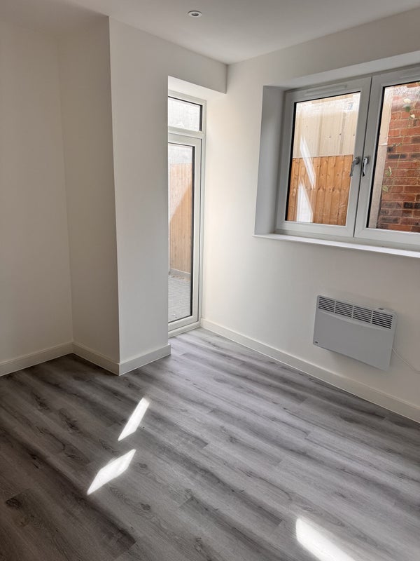 Flat Bakers Avenue in Greater London