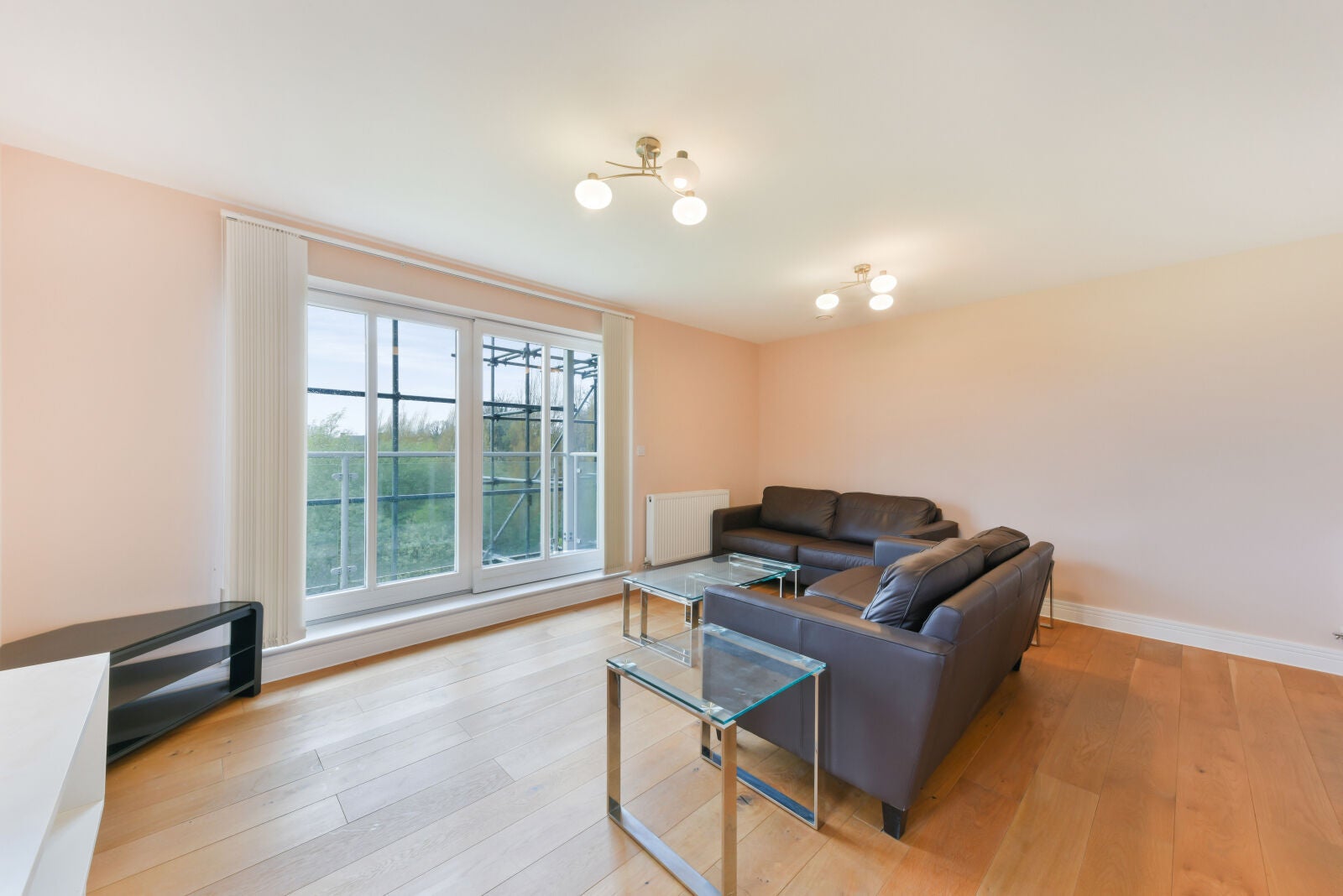 Flat Greenview Drive in Greater London