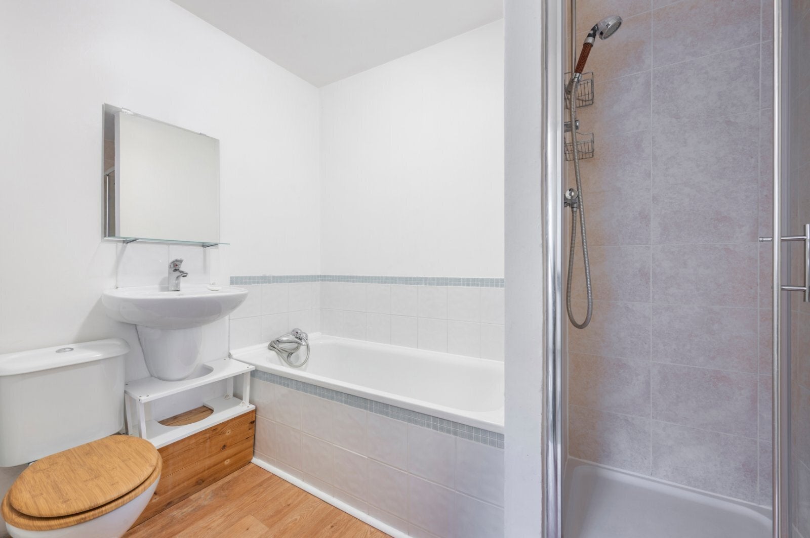 Flat Cardwell Road in Greater London