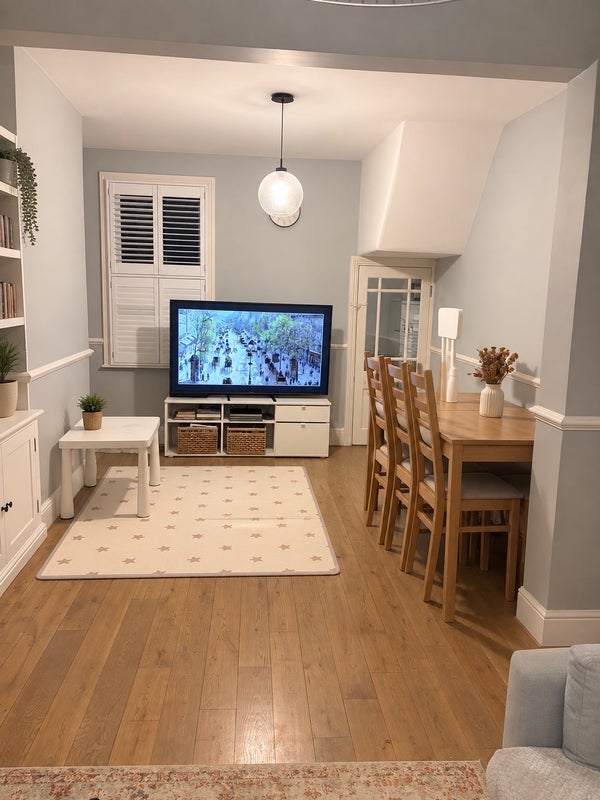Room Daisy Road in Greater London