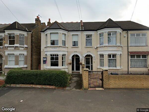 Flat Spring Grove Road in Greater London