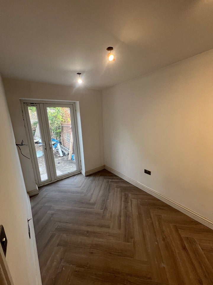 Flat Spring Grove Road in Greater London