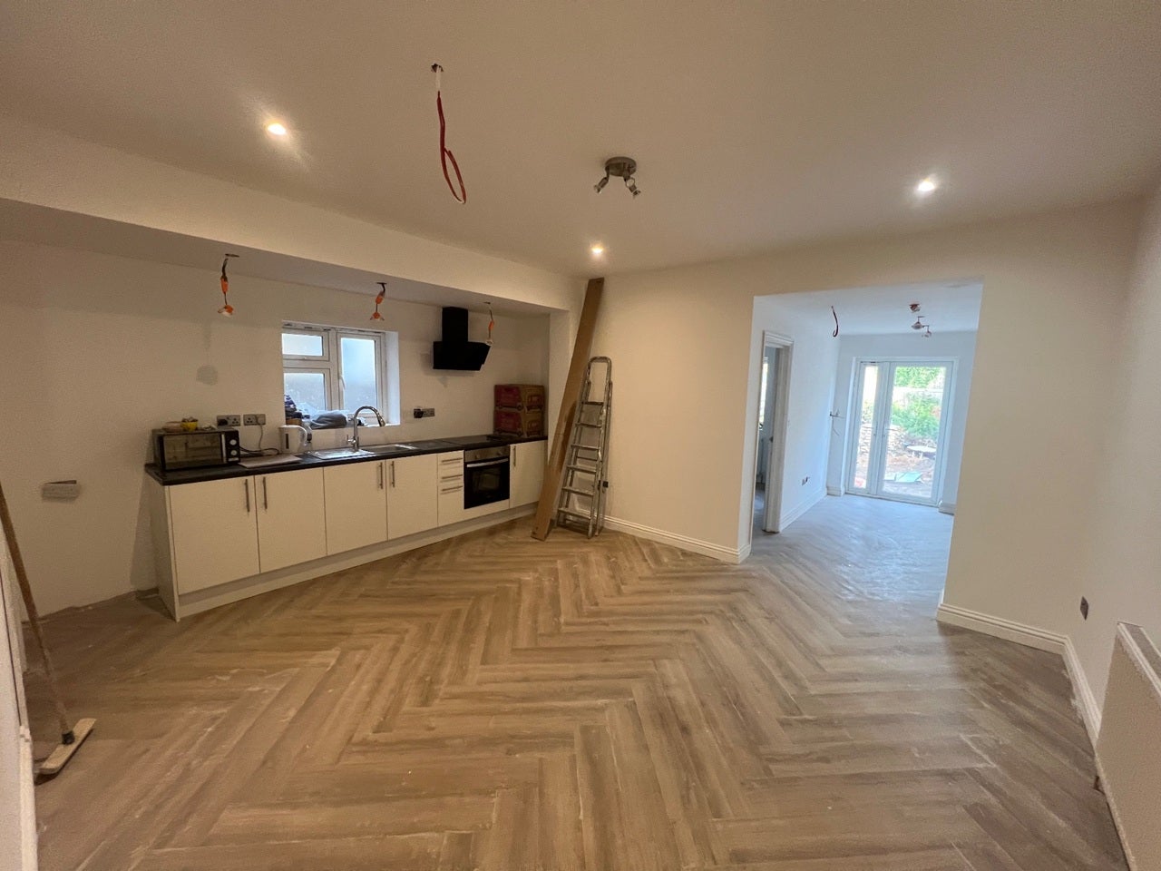 Flat Spring Grove Road in Greater London