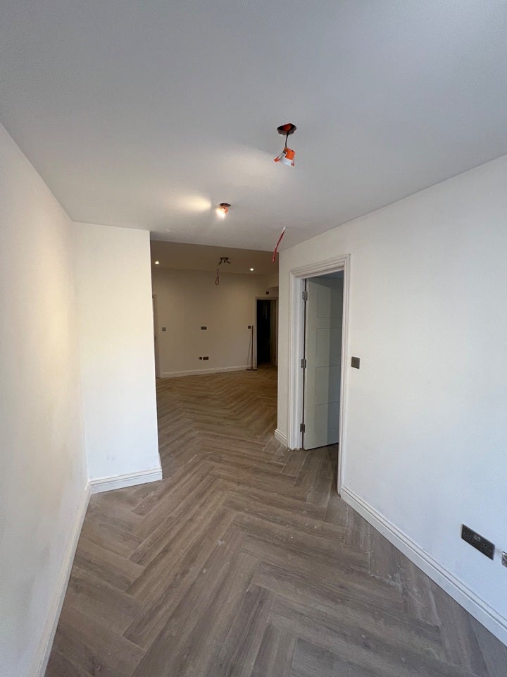 Flat Spring Grove Road in Greater London