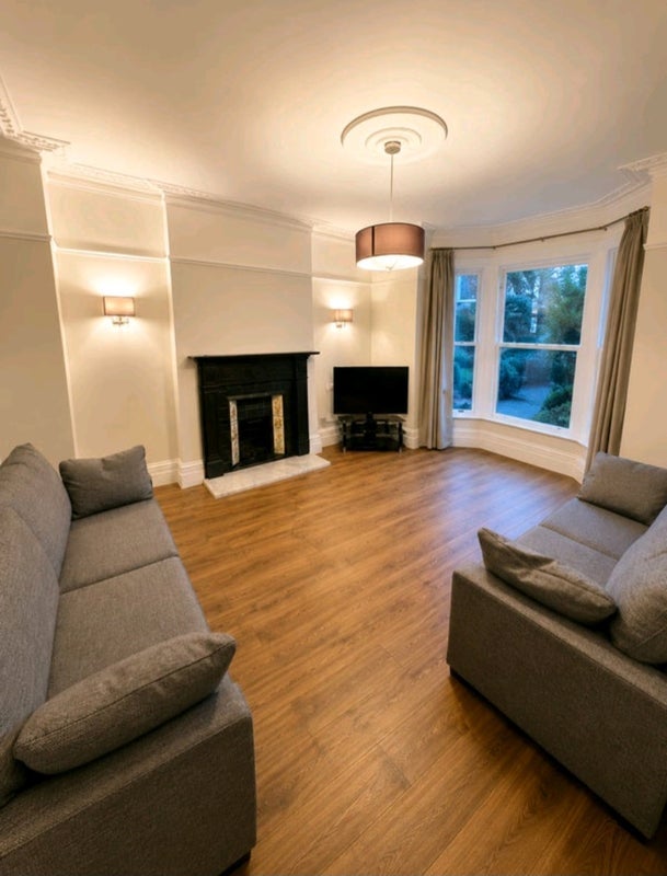Room Belgrave Crescent in Manchester