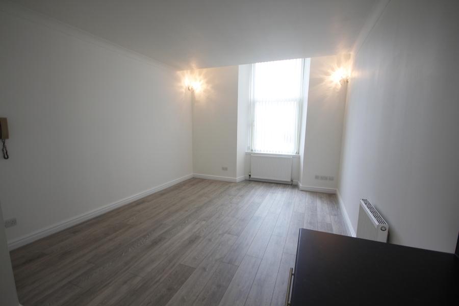 Flat Clarendon Place in Glasgow