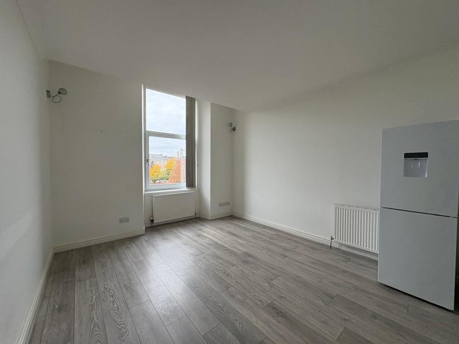 Flat Clarendon Place in Glasgow