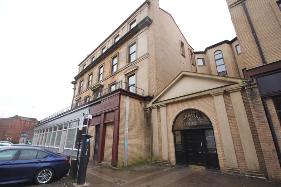 Flat Clarendon Place in Glasgow