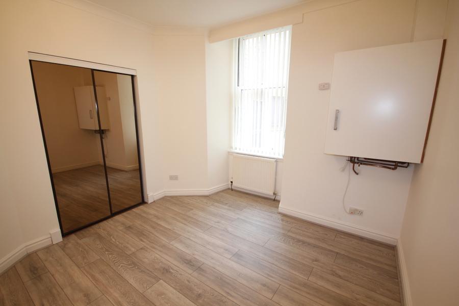 Flat Clarendon Place in Glasgow