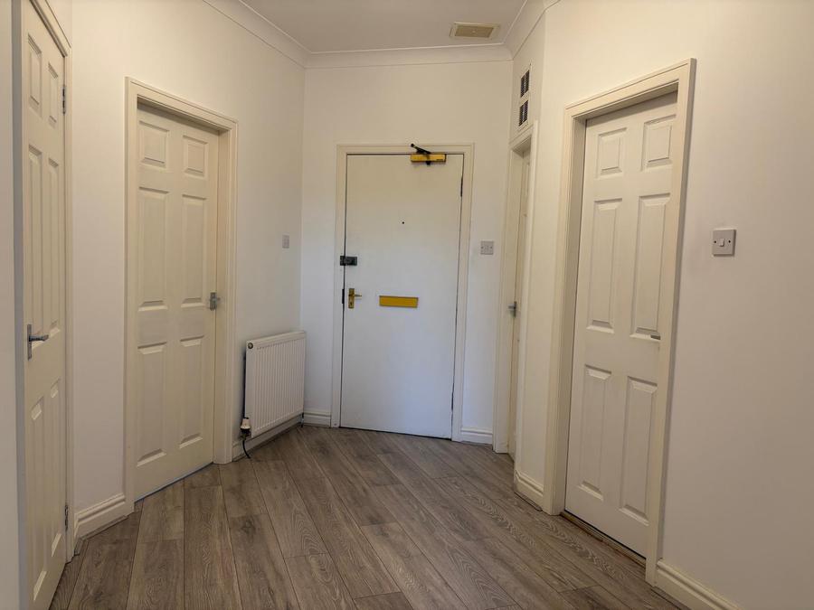 Flat Clarendon Place in Glasgow