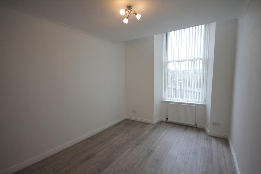 Flat Clarendon Place in Glasgow