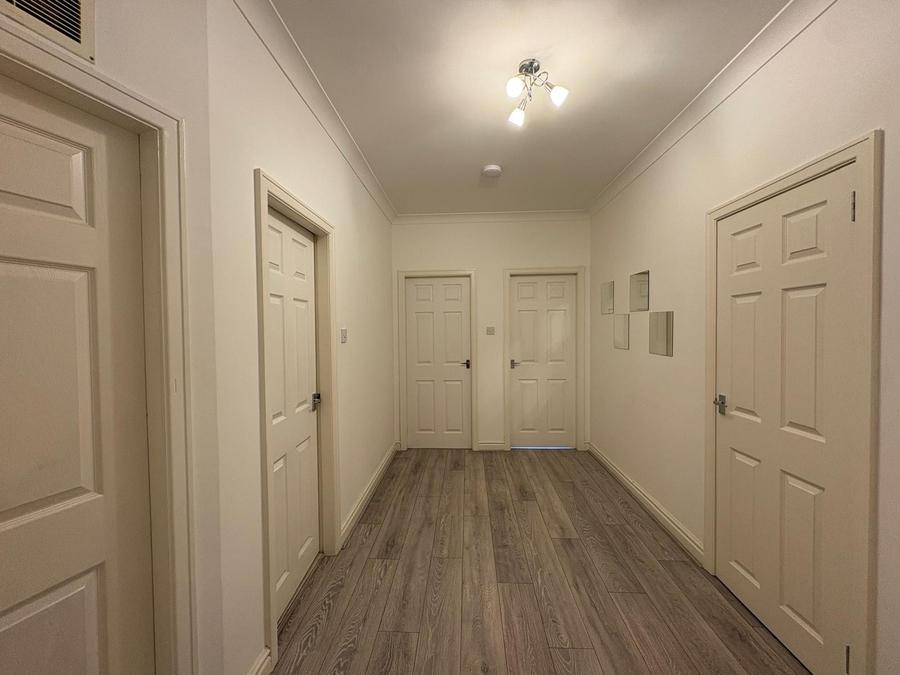 Flat Clarendon Place in Glasgow
