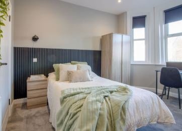 Room Ashley Road in Poole