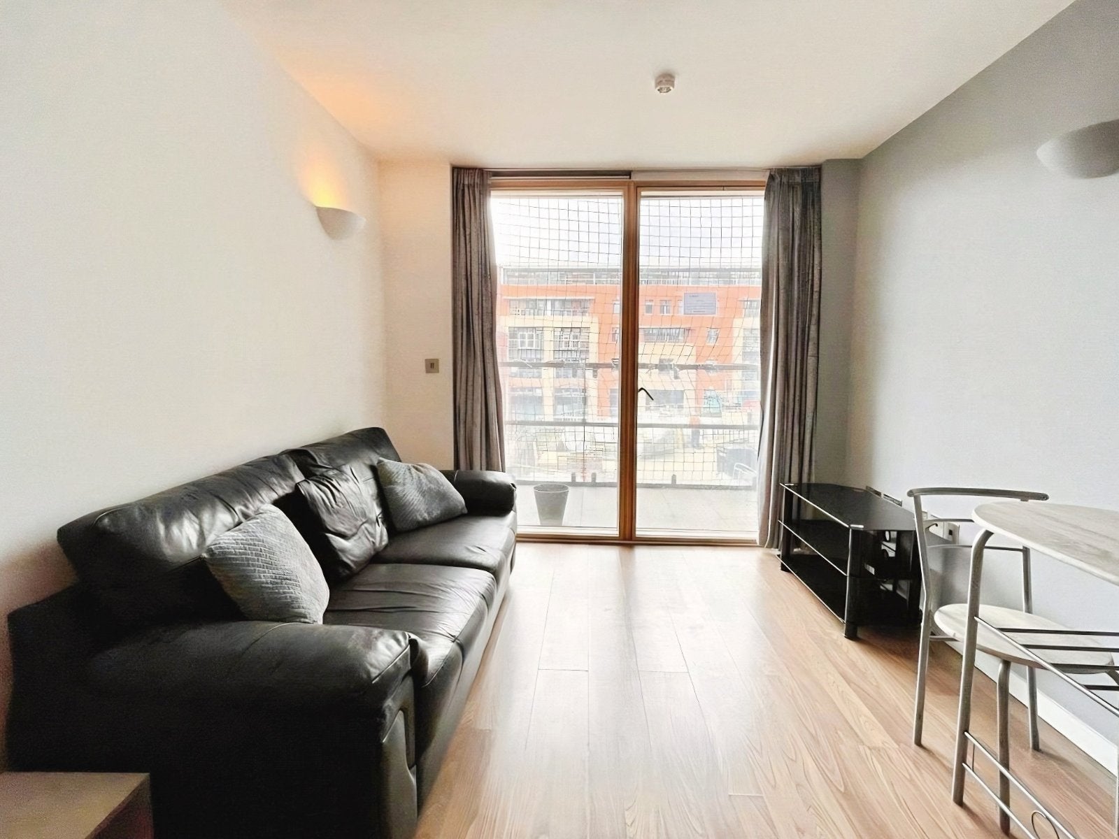 Flat Whitehall Road in Leeds