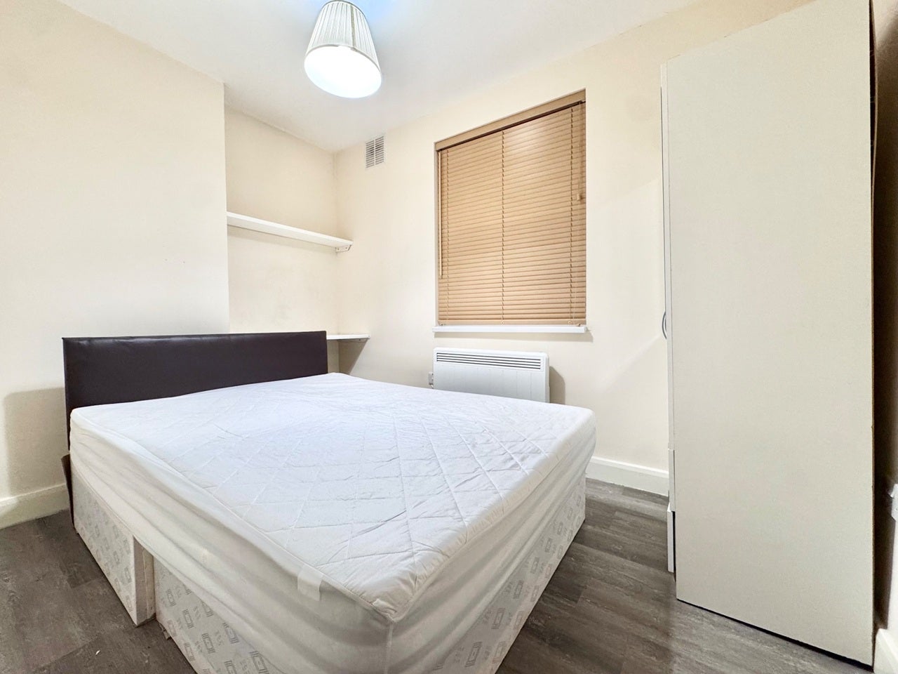 Flat Caledonian Road in Greater London