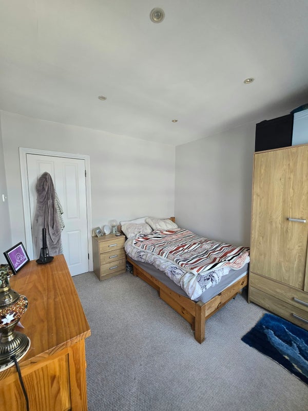 Flat Dawes Road in Greater London