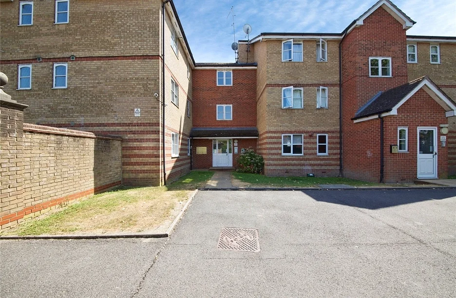 Flat Lucas Gardens in Greater London