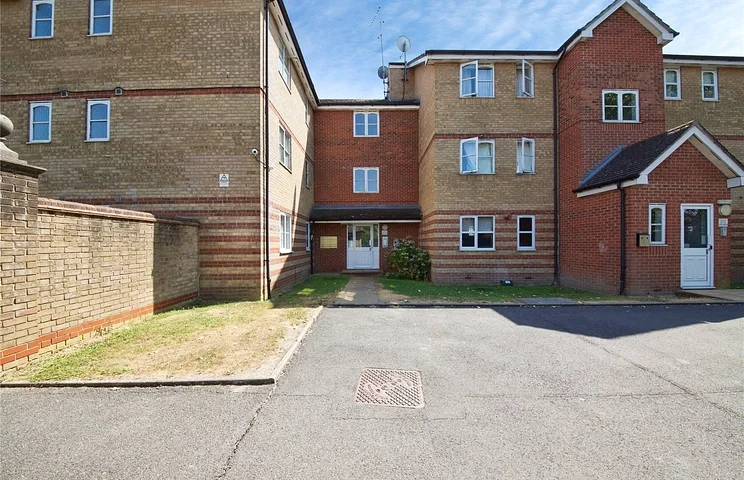 Flat Lucas Gardens in Greater London