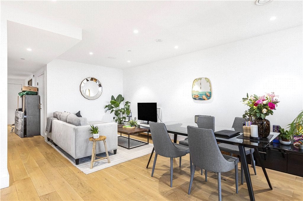 Flat Kingsland High Street in Greater London