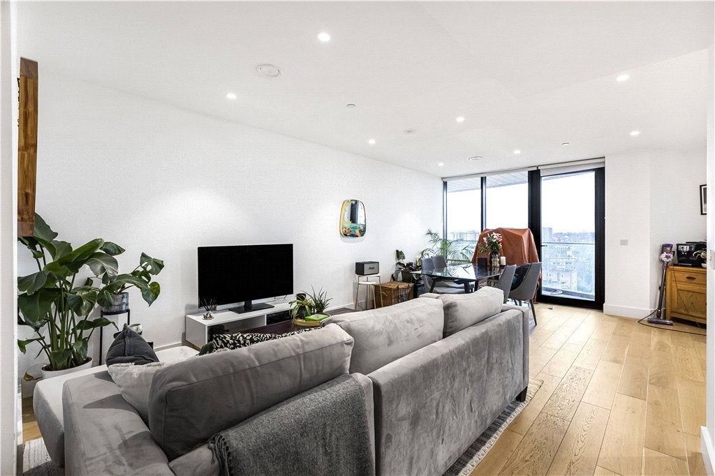 Flat Kingsland High Street in Greater London