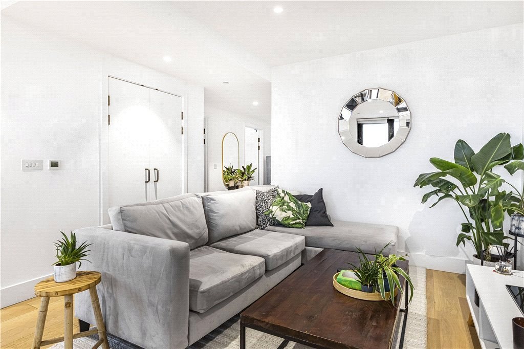 Flat Kingsland High Street in Greater London