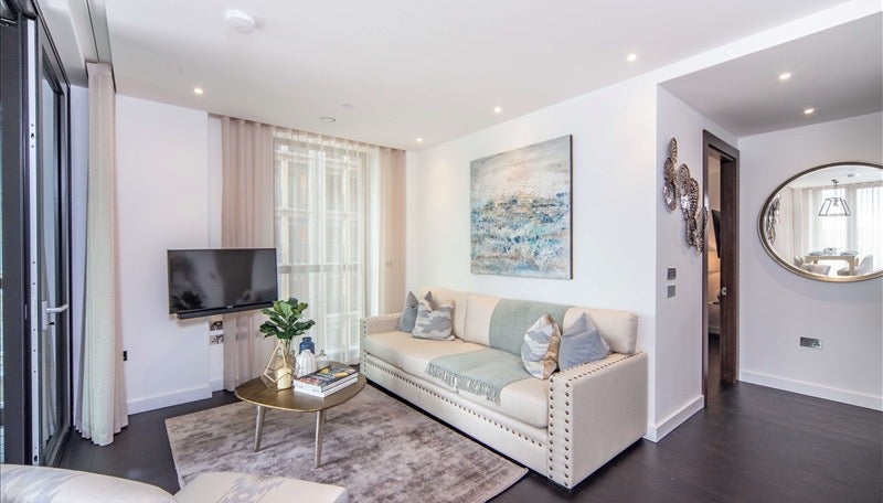 Flat Ponton Road in Greater London