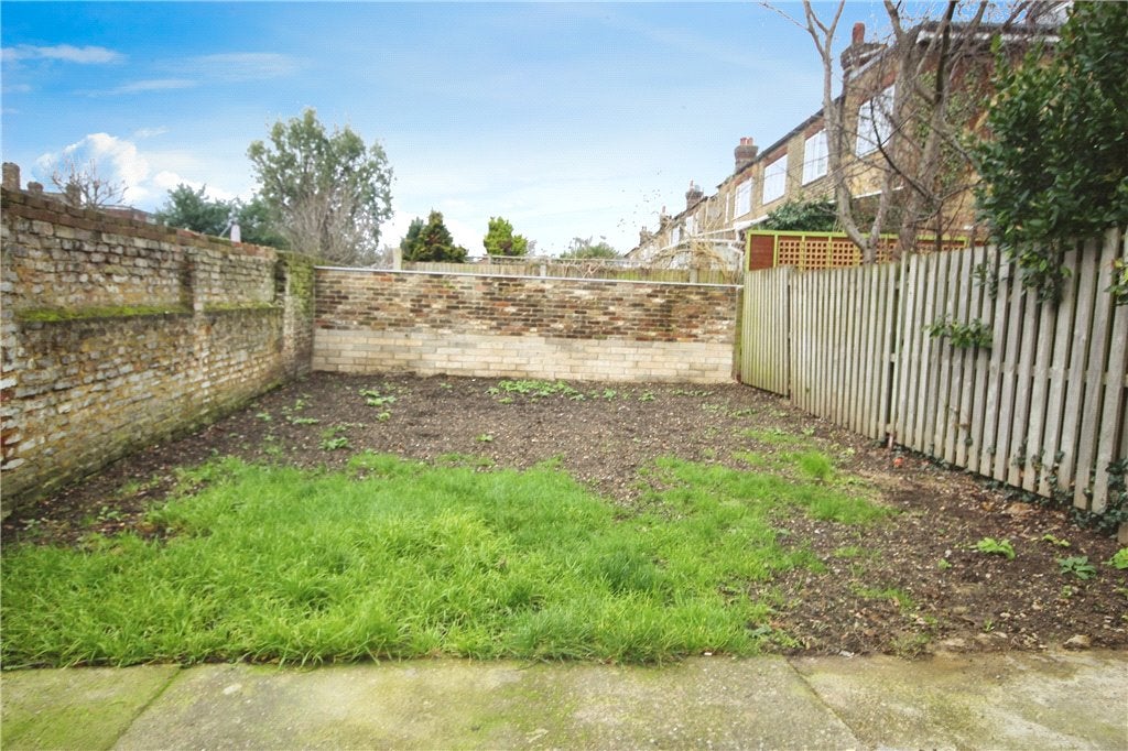 House Guildersfield Road in Greater London