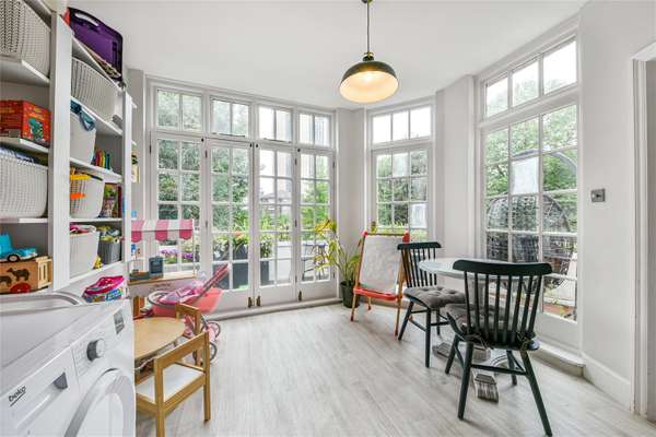 Flat Eton Avenue in Greater London
