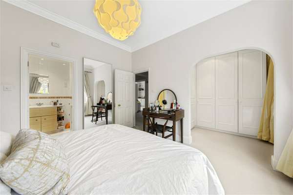 Flat Eton Avenue in Greater London