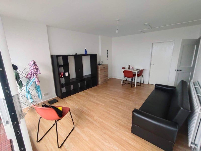 Room Westferry Road in Greater London
